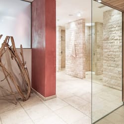 Un sauna, baño turco, masajes con piedras calientes, masajes deportivos