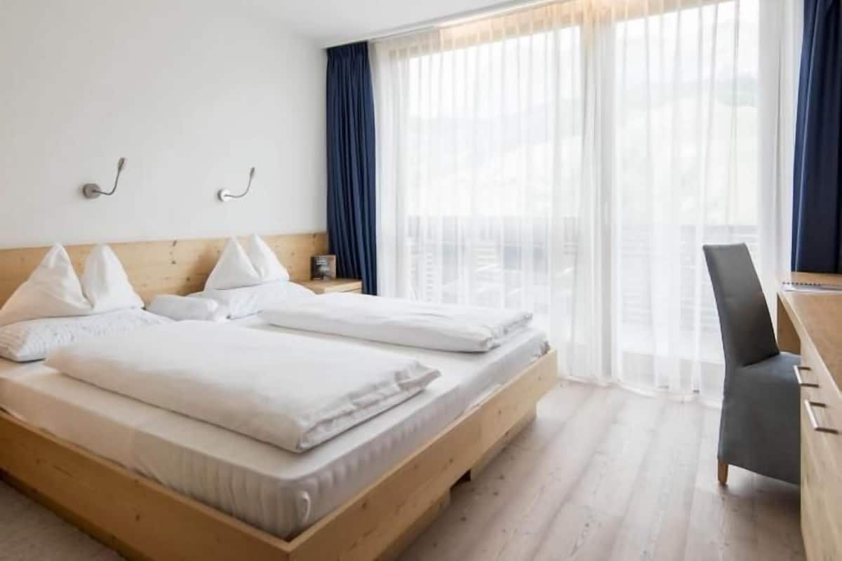 Sass Puetia | Minibar, in-room safe, desk, soundproofing