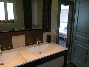 Ensemble douche/baignoire, baignoire Ă jets, sĂšche-cheveux