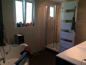 Ensemble baignoire-douche, baignoire à remous, séchoir à cheveux