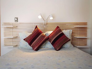 2 bedrooms, travel crib, internet, bed sheets