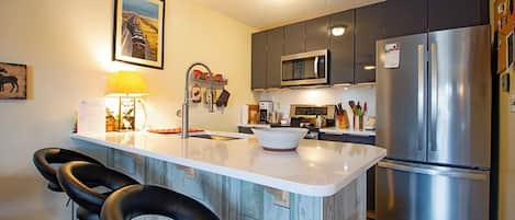 Kjøleskap, mikrobølgeovn, ovn og kokeplater