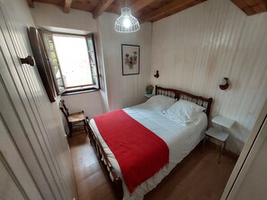 3 bedrooms, desk, iron/ironing board, free WiFi