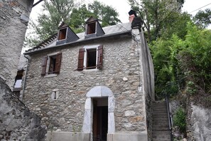 Exterior - Pyrenees house, sleeps 2/12: SKIING, HIKING, FISHING. WIFI (Eup)