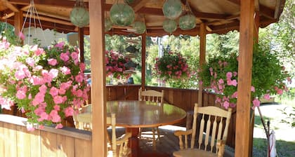 Moose River Resort & Hot Tub - 900 Sq. Ft. Ranch Chalet, huvimaja, Dock