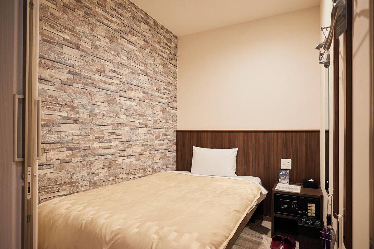 In-room safe, free WiFi, bed sheets