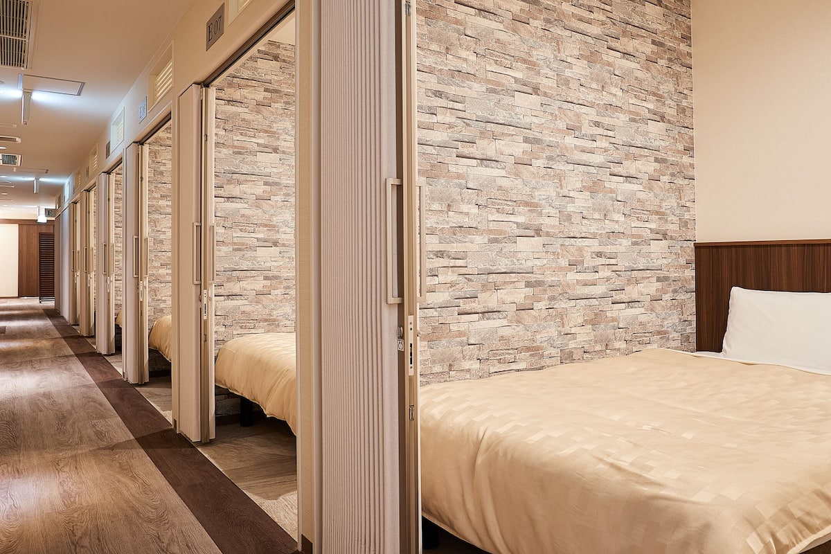 in-room safe, free wifi, bed sheets