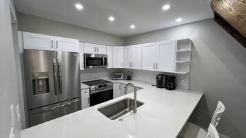 Kylskåp, mikrovågsugn, ugn och spishäll