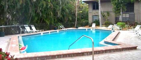 حمّام سباحة خارجي، حمّام سباحة مُدفَّأ