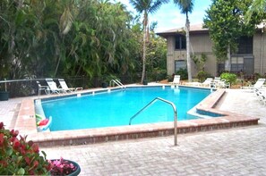 Piscina all'aperto, una piscina riscaldata