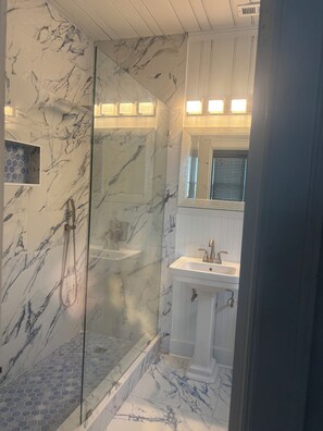 Badewanne, Haartrockner, Handtücher, Seife