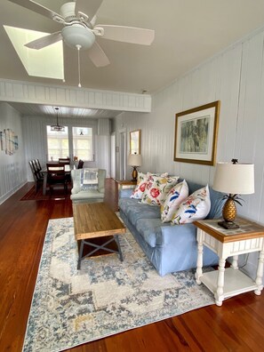 Téléviseur connecté, foyer, lecteur de DVD, table de ping-pong