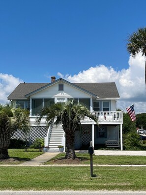 Exterior - Ocean views all over-beach access across from house-easy walk to restaurants! (Isle of Palms)