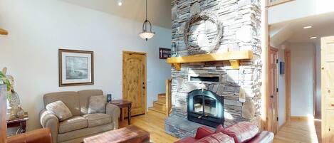 Télévision, cheminée, lecteur de DVD, table de tennis de table