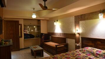 Deluxe Studio, 1 King Bed with Sofa bed | Minibar, in-room safe, individually decorated, individually furnished