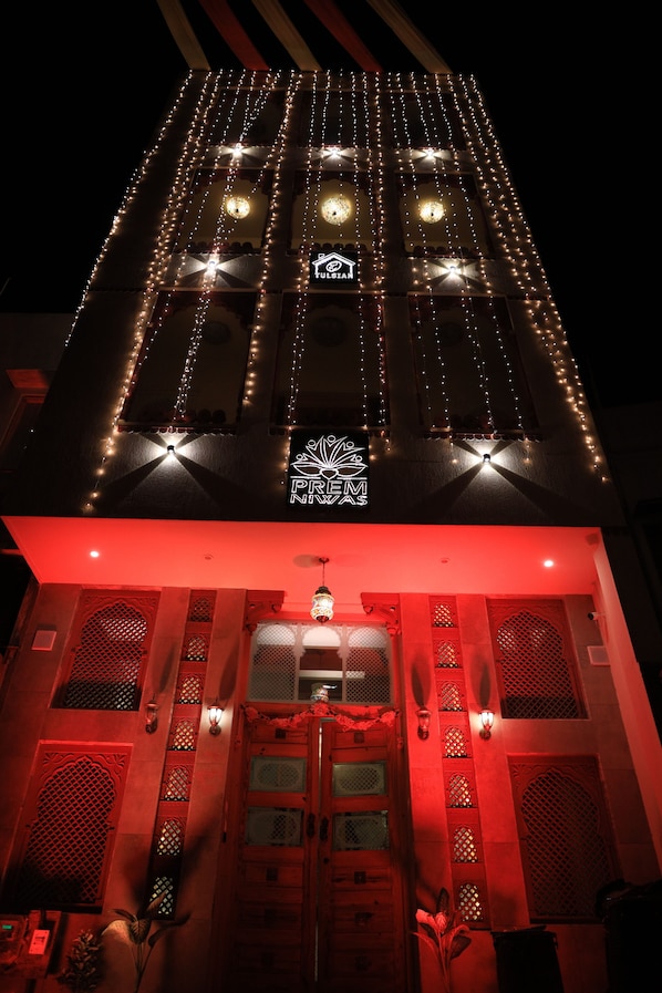 Façade de l’hébergement - soirée/nuit