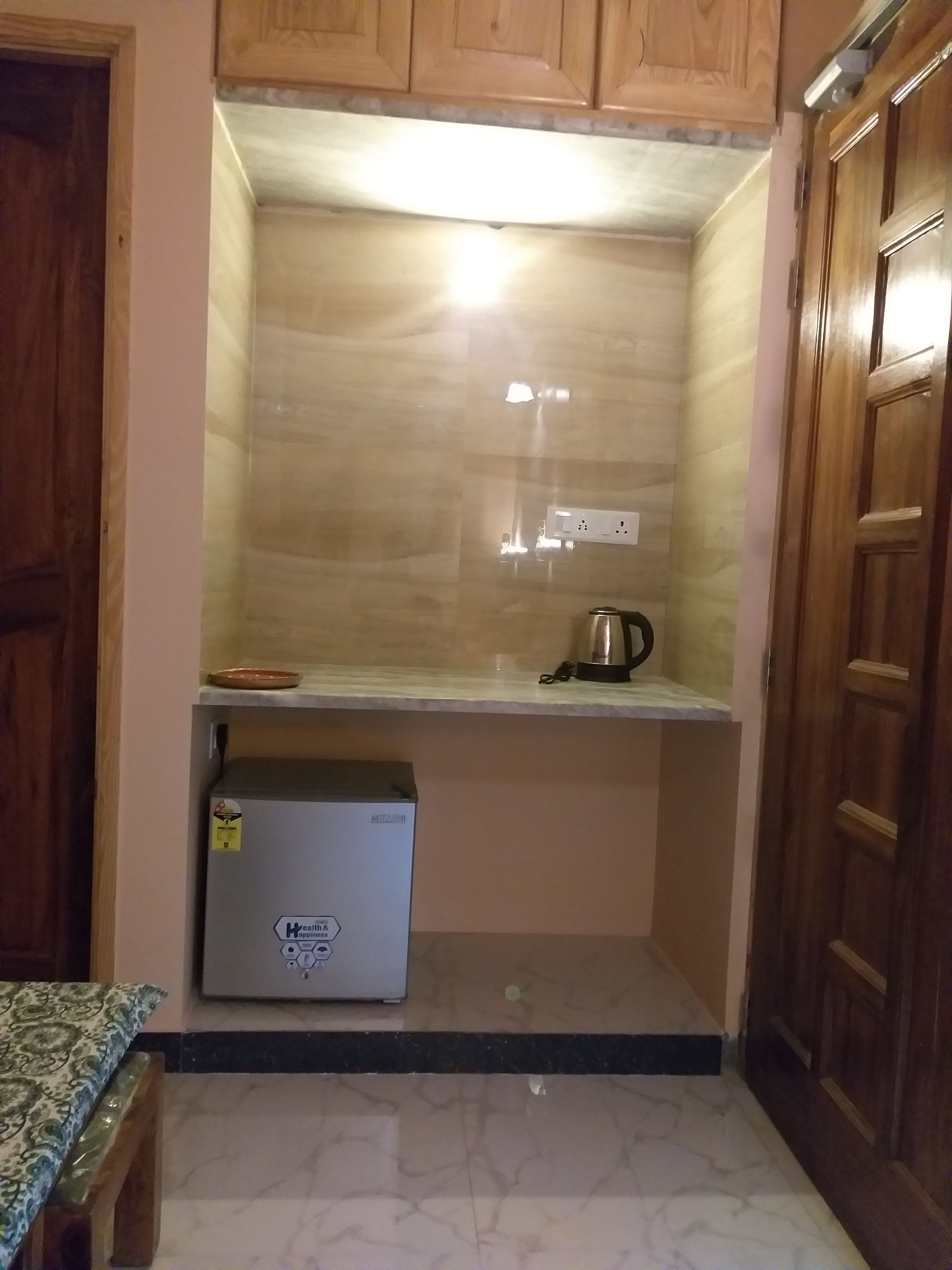 Una cocina pequeña con gabinetes de madera, una encimera y un refrigerador.