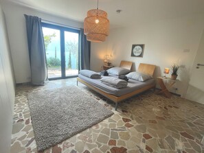 5 bedrooms, desk, iron/ironing board, travel cot - Villa with Lake Garda view, 240sqm, on 7000sqm olive grove, air conditioning, parking spaces (Malcesine, Val di Sogno)