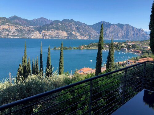 Villa with Lake Garda view, 240sqm, on 7000sqm olive grove, air conditioning, parking spaces