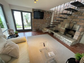 Smart TV, fireplace, stereo, offices