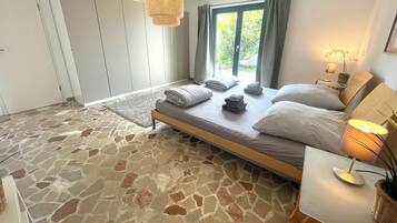 5 bedrooms, desk, iron/ironing board, travel crib