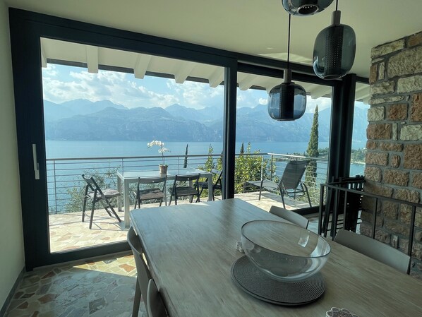 Outdoor dining - Villa with Lake Garda view, 240sqm, on 7000sqm olive grove, air conditioning, parking spaces (Malcesine, Val di Sogno)