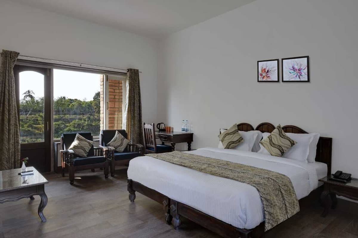 Deluxe Double Room, 1 Double Bed, Non Smoking, Garden View | 3 bedrooms, desk, iron/ironing board (on request)