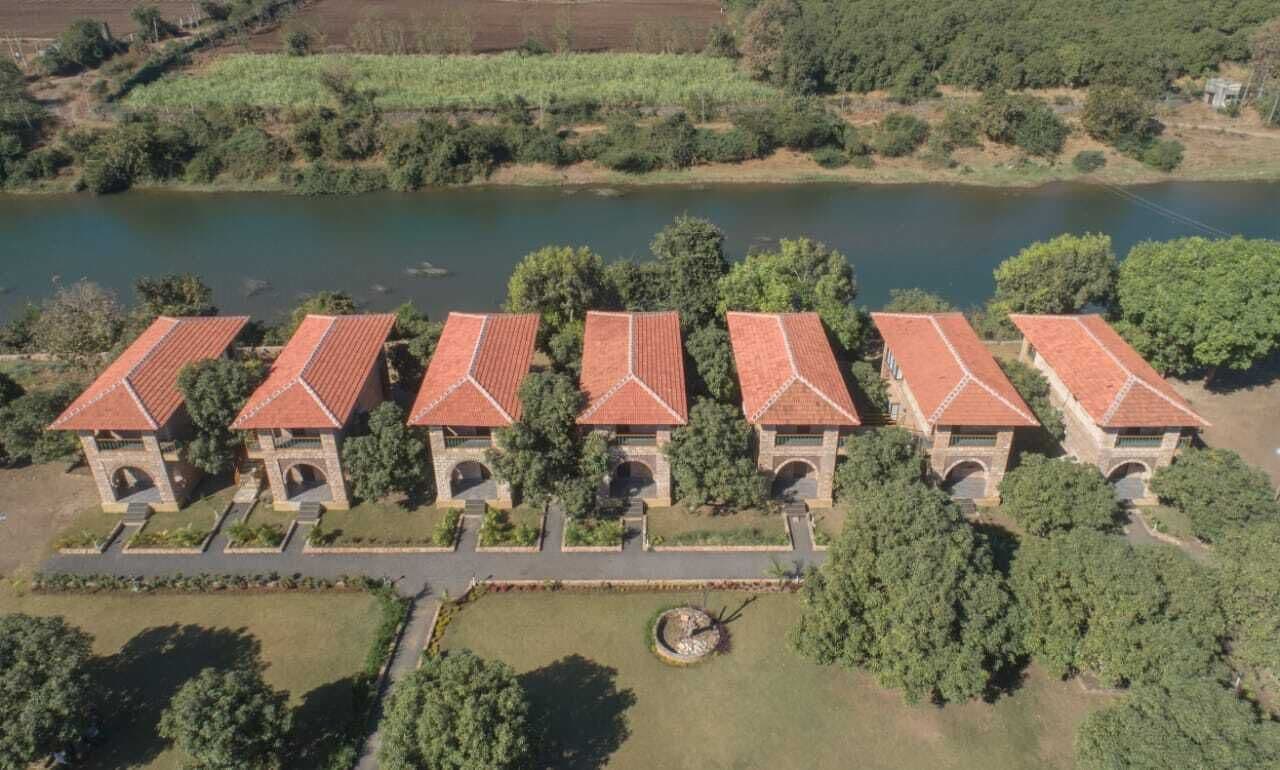 Luxury Cottage, 1 Double Bed, River View | 3 bedrooms, individually furnished, desk, iron/ironing board