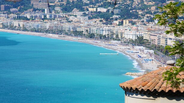 A coastal cityscape with a beach, buildings, and a clear blue sea. - CONTEMPORARY APARTMENT NICE HYPER CENTER 2 MINUTES BEACHES (Nice)