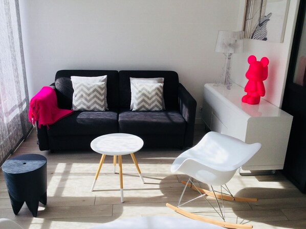 تلفزيون، مشغل دي في دي، ستيريو، مكتب