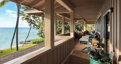 Serene PUAKO BEACHFRONT estate. Large Courtyard Pool. All 4 Oceanview Bedrooms