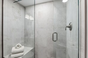 Bathtub, towels - Frisco Gem • Mountain Views • Clubhouse w/ Pool + 4 Hot Tubs (Frisco)