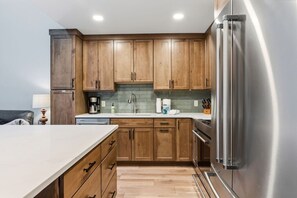 Kühlschrank, Mikrowelle, Ofen, Herdplatte