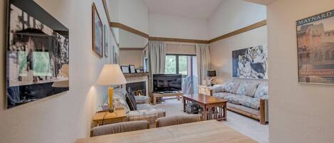 Smart TV, fireplace
