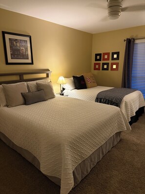 2 bedrooms, iron/ironing board, free WiFi, bed sheets - Great Condo Available for an Athens Visit, very close to campus and downtown (Athens)