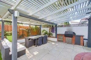 Outdoor dining - Freshly Remodeled Private Beach home, walk to beach and shops - sleeps 8 (Del Mar)