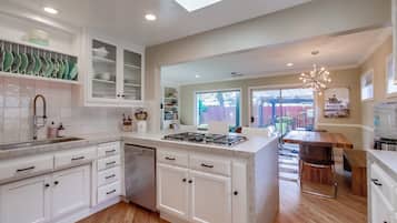 ثلاجة، ميكروويف، فرن، موقد طهي مسطح