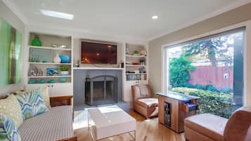 تلفزيون ذكي، مدفأة، ألعاب فيديو، مشغل دي في دي