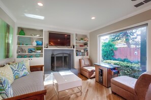 Smart TV, chimenea, videojuegos y reproductor de DVD 