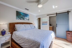3 bedrooms, in-room safe, iron/ironing board, free WiFi - Freshly Remodeled Private Beach home, walk to beach and shops - sleeps 8 (Del Mar)