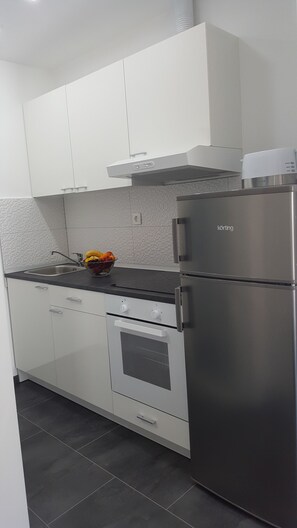 ثلاجة، فرن، موقد طهي مسطح، غلّاية كهربائية