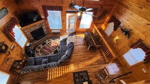 TV connectée, cheminée, jeux vidéo, livres