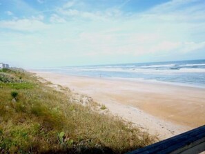 Sur la plage, chaise longue, serviettes de plage