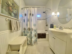 Ensemble douche/baignoire, sèche-cheveux, serviettes fournies, savon