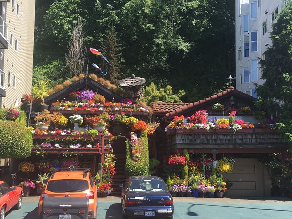 A building with a colorful flower display and a small shrine. - West Seattle cottage - charming & cozy with modern comforts (Seattle)
