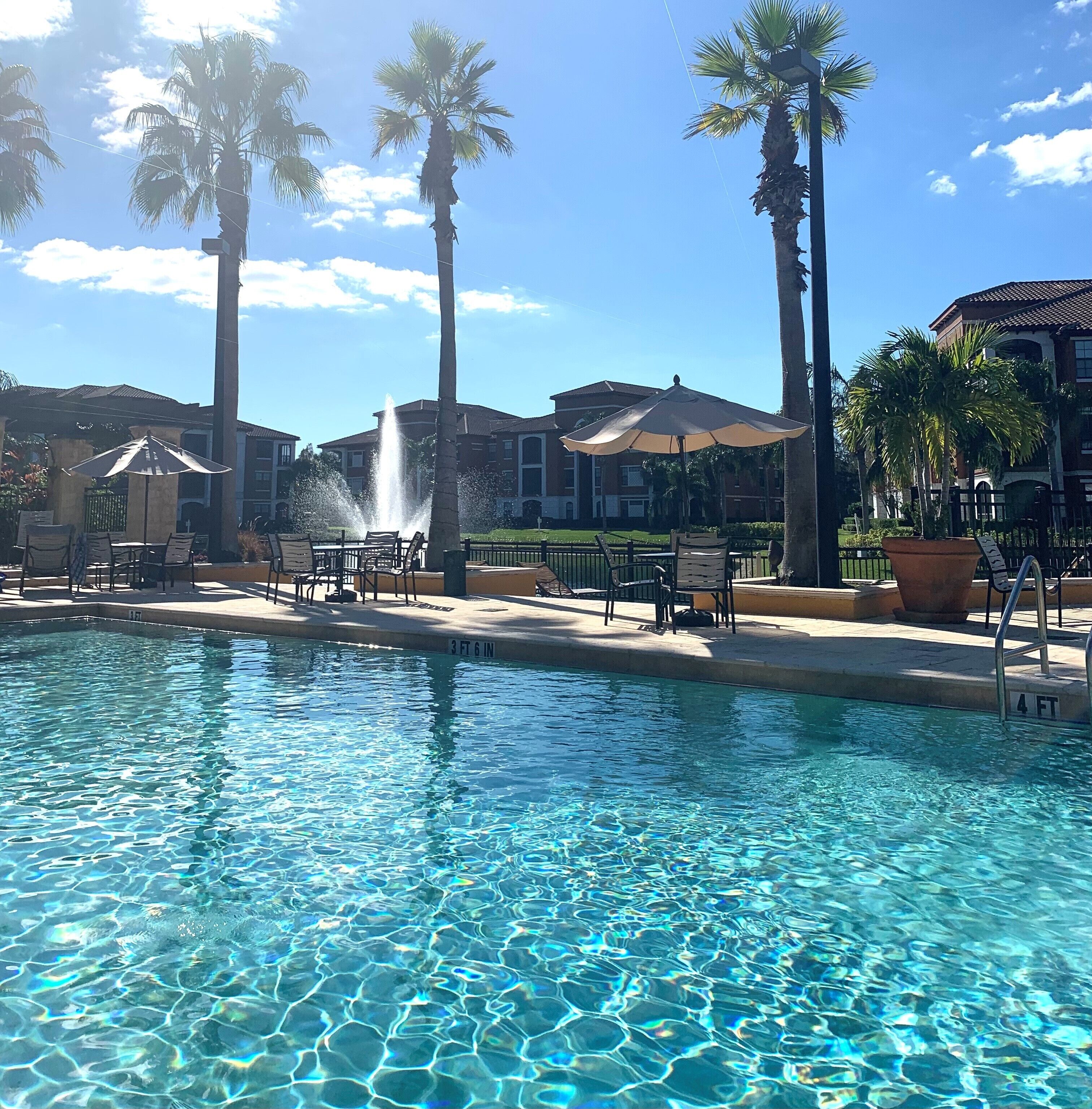 Utomhuspool och uppvärmd pool