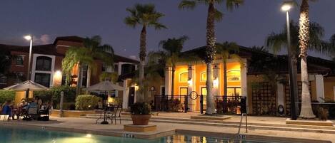 Una piscina al aire libre, una piscina climatizada