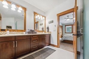 5 bedrooms, desk, iron/ironing board, free WiFi