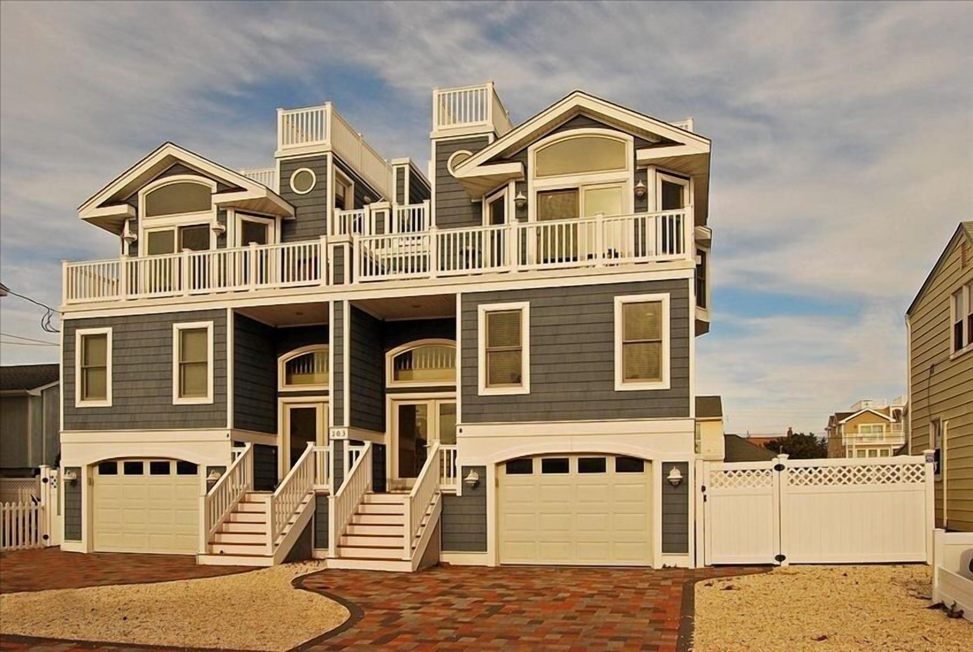 Ocean Block House, 100 yard walk to beach. Fireplace, Roof Deck