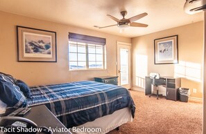 1 bedroom, iron/ironing board, travel crib, WiFi - Tacit Shadow "Aviator", Private Bedroom at base of Brian Head Mountain, WiFi (Parowan)